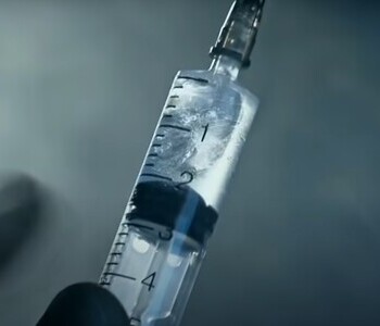 Лечение зависимости от тропикамида в Красноармейске Шприц с жидкостью