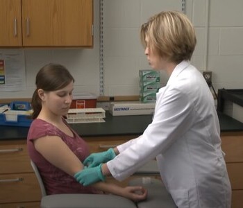 Лечение зависимости от аптечных препаратов в Красноармейске Врач делает инъекцию пациентке