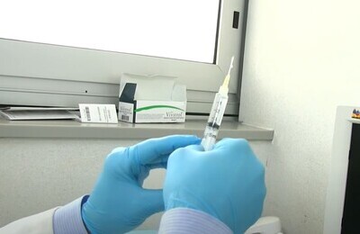 Проведение кодирования Вивитролом в Красноармейске Шприц с Вивитролом в руках у врача